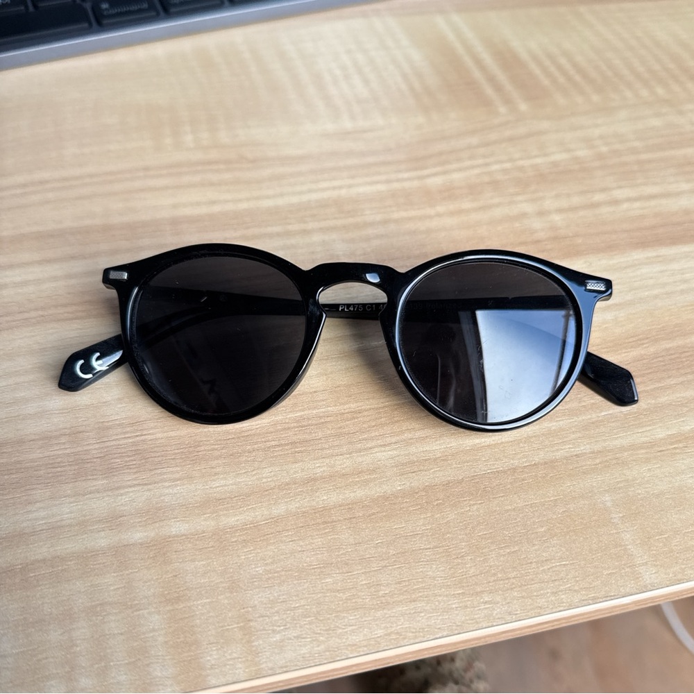 Black retro sunnies